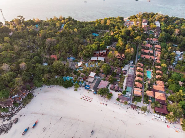 Resort en la playa en el mar tropical en la isla de Lipe — Foto de Stock