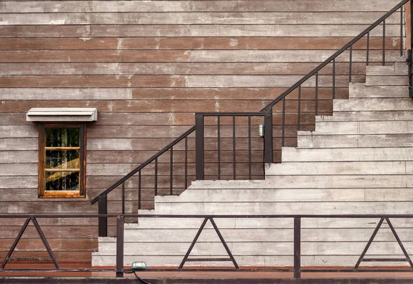 Exterior de edificio de madera dura con ventana y escaleras —  Fotos de Stock