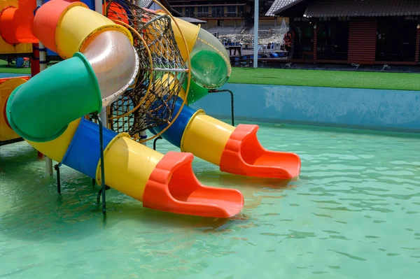 Infância deslizante colorido de parque aquático de diversões — Fotografia de Stock