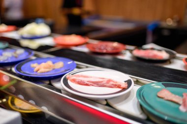 Sürgülü ray üzerinde plaka ham domuz