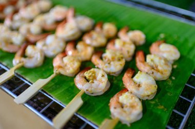 Izgara tereyağı karides sopa şiş