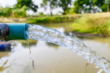 Yeraltı suyu fışkıran tarım mavi boru
