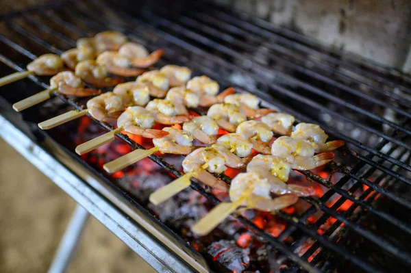 Espetos de camarão de manteiga grelhada em pau — Fotografia de Stock