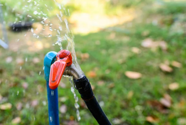 Robinet rural avec fuite d'eau — Photo