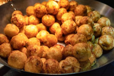 Tava kızarmış et topu gevrek yığını