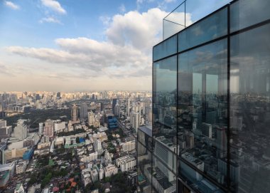 Bangkok şehrinde kalabalık şehir merkezi ile modern cam bina