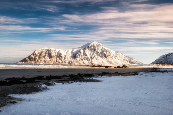 Пейзаж солнечного света, сияющий на снежной горной гряде на побережье — стоковое фото
