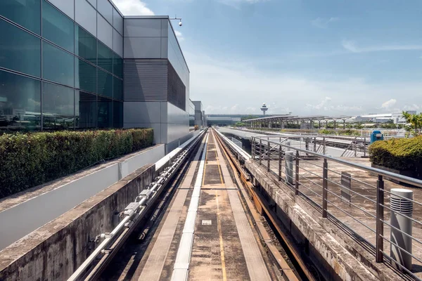 Aeroporto trem elétrico na ferrovia no terminal — Fotografia de Stock