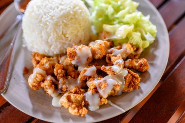 biber tozu ve beyaz pirinç ile pişmiş gevrek kızarmış tavuk