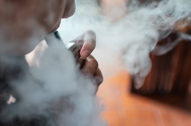 Buhar ile elektrikli sigara Adam vaping