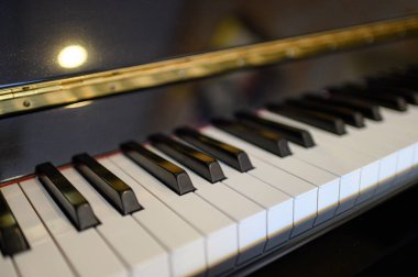 Parlak arka plan ile piyano klavye aracı. (Selam)