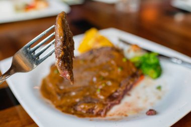 Çatal daldırma ızgara kaburga göz biftek dilimlenmiş