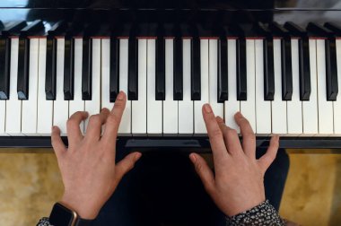 Genç kadın piyano klavye oynarken ile pratik