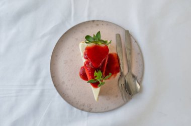 Çilek sosu ile çilek krep kek