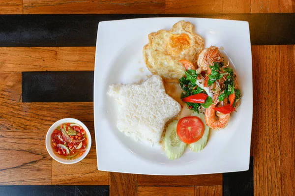 Gebratenes Basilikum, Chili mit Garnelen, Tintenfisch mit Spiegelei und wh — Stockfoto