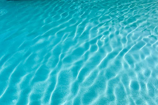 Поверхность рябь голубого бассейна — стоковое фото