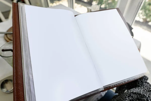 Geopend leeg papier menu boek — Stockfoto