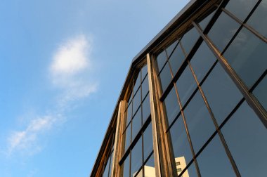 Cam reflektif ile gable şeklinde modern endüstriyel bina