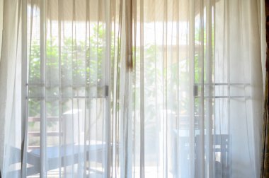 Sabahları beyaz perdeler