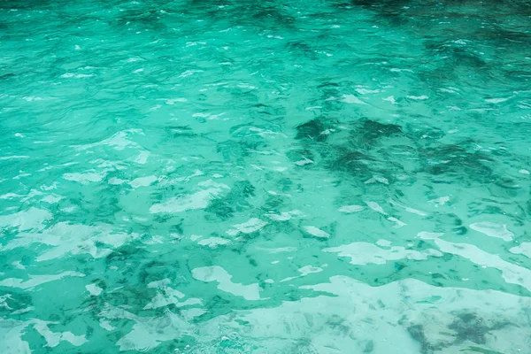 Das plätschernde Wasser des smaragdgrünen Meeres — Stockfoto