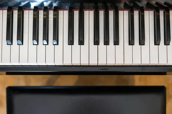 Klassische Klaviertastatur mit Sitz — Stockfoto