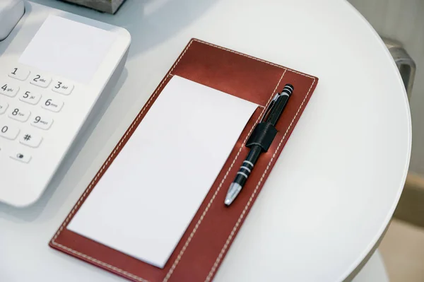 Pedido de papel com caneta na almofada com telefone — Fotografia de Stock