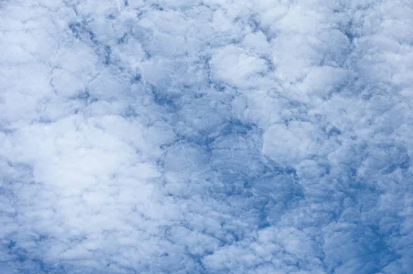 Białe chmury klastra na tle błękitnego nieba — Zdjęcie stockowe