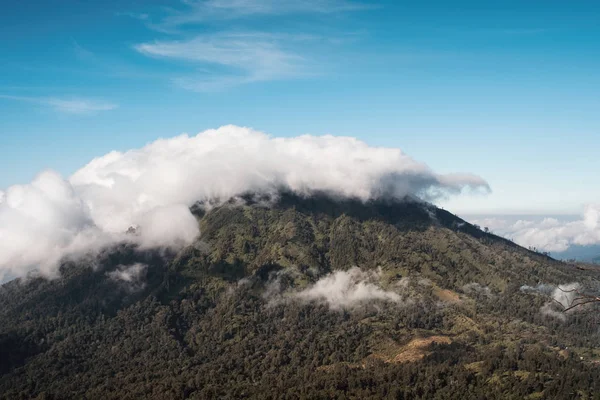 Nuages couverts sur le volcan de pointe le matin — Photo