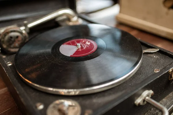 Retro reproductor de discos de vinilo en caja vieja —  Fotos de Stock