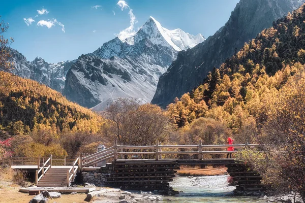 Santa Chana Dorje montanha no outono pinhal com brid de madeira — Fotografia de Stock