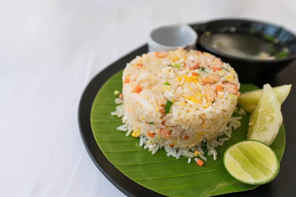 フライドエッグ、野菜など、タイ料理のカニ肉炒飯 — ストック写真