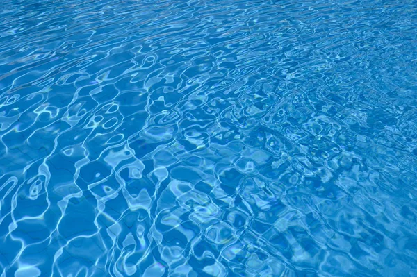 Сохнущая поверхность голубой воды в бассейне — стоковое фото