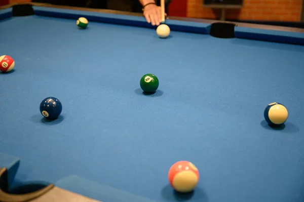 Gracz celowania w zieloną piłkę bilardową na bilardowym basenie — Zdjęcie stockowe