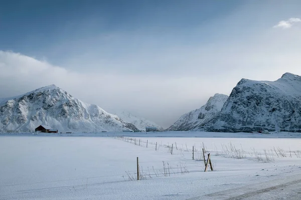 Paisaje de cordillera nevada con cielo nublado en invierno —  Fotos de Stock