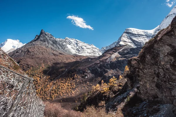 Landschaft des Kalksteingebirges mit blauem Himmel — Stockfoto