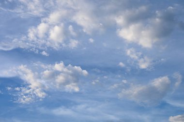 gün batımında mavi gökyüzünde güzel bulutlar