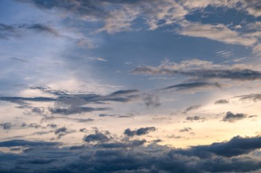 gün batımında mavi gökyüzünde güzel bulutlar