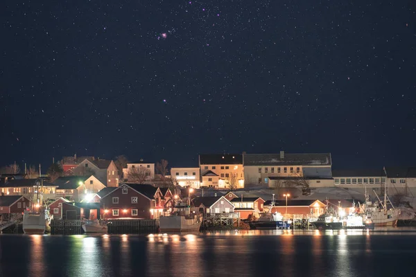 Illumination du village norvégien avec bateau de pêche sur le littoral wi — Photo