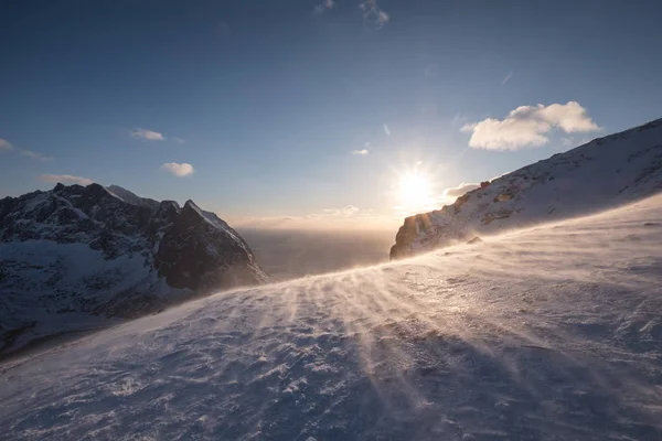 Ηλιοβασίλεμα σε χιονισμένο λόφο σε χιονοθύελλα στο ηλιοβασίλεμα — Φωτογραφία Αρχείου