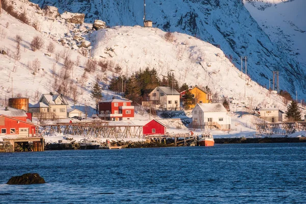 Village scandinave coloré sur la côte en hiver — Photo