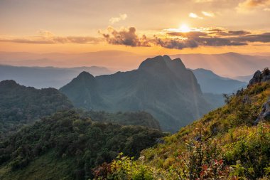 Dağ yaban hayatı kutsal d üzerinde günbatımı manzara