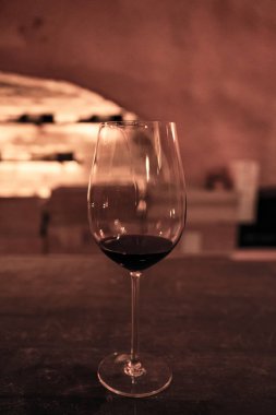 Barda üzüm şarabı ile şarap bardağı