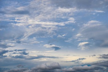 gün batımında mavi gökyüzünde güzel bulutlar