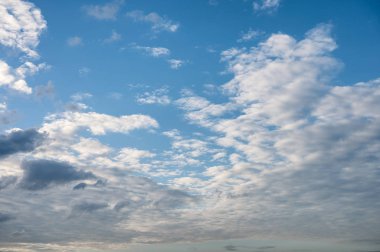gün batımında mavi gökyüzünde güzel bulutlar