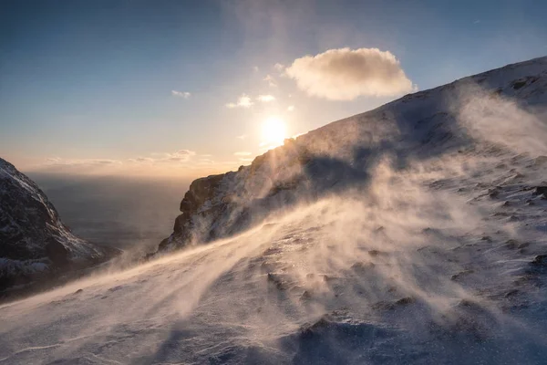Закат на снежном холме в метель на закате — стоковое фото