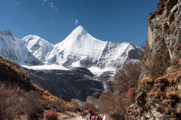 Trekking auf Herbsthügel mit Yangmaiyong heiligen Berg und blau — Stockfoto