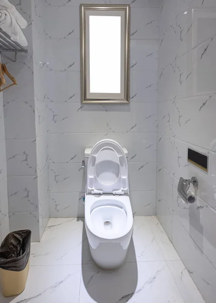 Λευκό χωνευτή τουαλέτα σε μαρμάρινο τοίχο με κενή εικόνα — Φωτογραφία Αρχείου