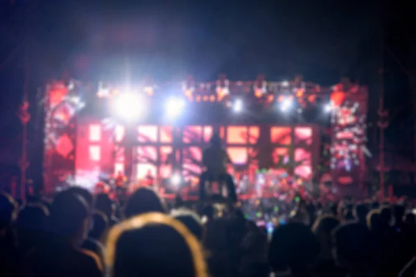 Silhouette youth audience are watching the night concert of stag — Stock Photo, Image