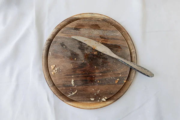 Κενός ξύλινος δίσκος με μαχαιροπίρουνα και ψίχουλα ψωμιού — Φωτογραφία Αρχείου
