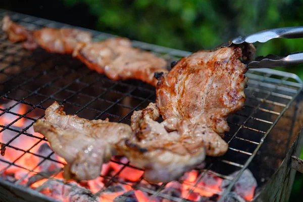 Carne de cerdo marinada a la parrilla en la cena —  Fotos de Stock